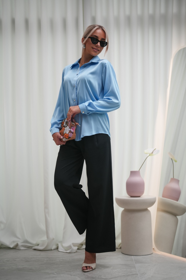 Elegancka koszula satynowa damska z kołnierzykiem i ozdobnymi guzikami - Baby Blue